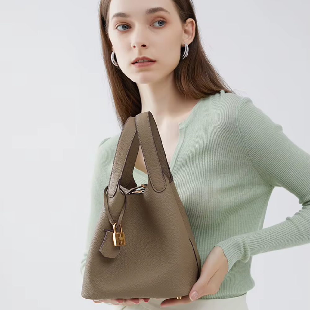 BOLSO DE CUERO CON FORMA DE CUBO| CHARLY