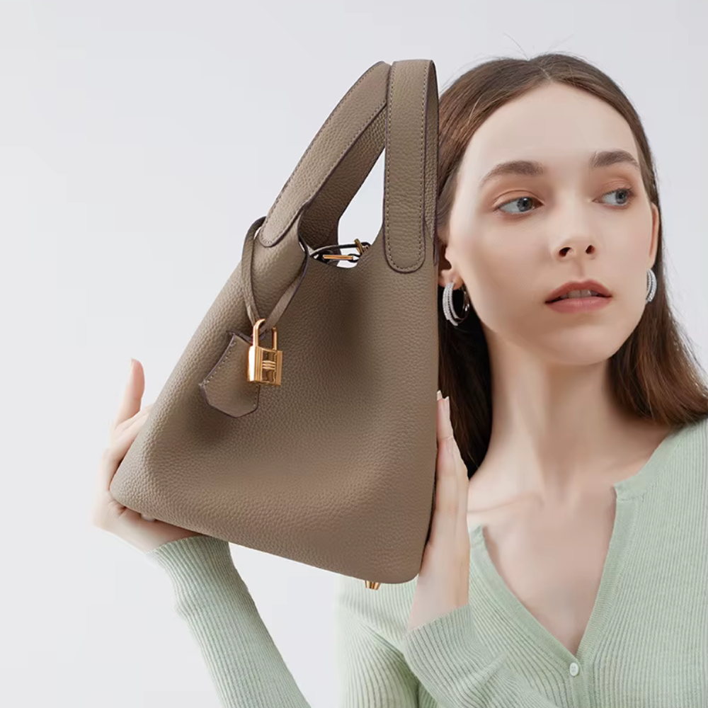 BOLSO DE CUERO CON FORMA DE CUBO| CHARLY