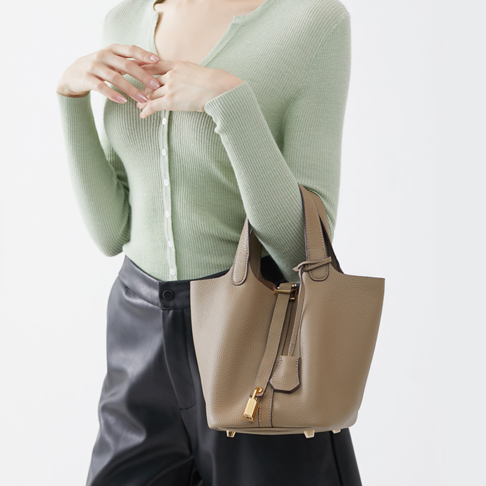 BOLSO DE CUERO CON FORMA DE CUBO| CHARLY
